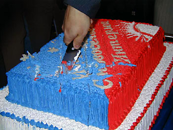 На празднике был большой и сладкий торт, честь разрезать который предоставлялась, естественно, Леониду Кирякову, генеральному директору Группы Компаний ИНРОСТ.